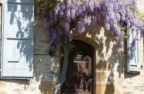 Estaing House | Inviting Estate for 14 Guests with Pool & Pet-Friendly Perks
