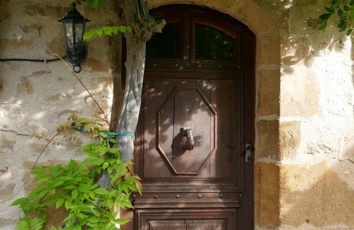 Estaing House | Inviting Estate for 14 Guests with Pool & Pet-Friendly Perks