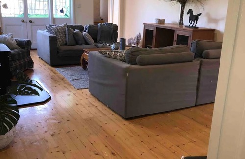 Moolap House | Discover Montreux: Family-Friendly Retreat with Ocean Views