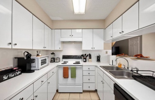 Montrose Apartment | Discover Montrose: Walk to 50+ Restaurants & Downtown Fun