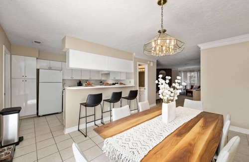 Montrose Apartment | Discover Montrose: Walk to 50+ Restaurants & Downtown Fun