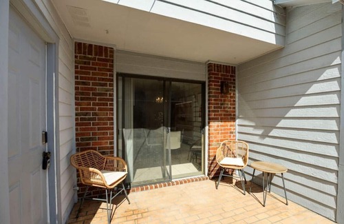 Montrose Apartment | Discover Montrose: Walk to 50+ Restaurants & Downtown Fun