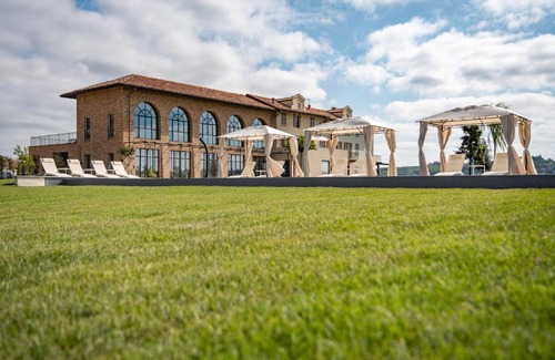 Costigliole d'Asti House | Elegant Monvì Wine Relais: 4-Star Oceanfront Escape