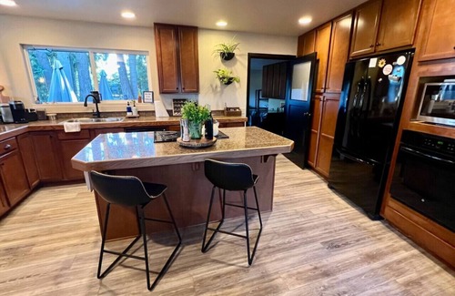 Corvallis House | Enchanting Tangent Country Farmhouse with Spa & Hot Tub