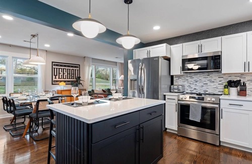 Nashville House | Moody Vibe Near DT: Fire Pits, Ping-Pong & Pickleball – Fun for Family & Friends