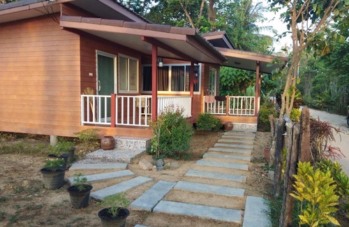 Ko Mook House | Oceanfront Mook Paradise Bungalow with Breakfast Included