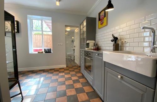 Downtown Apartment | Moon Apartments: Family-Friendly Retreat with Hot Tub