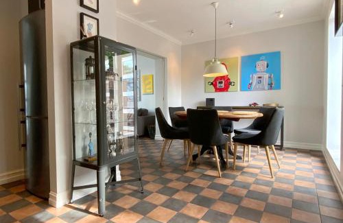 Downtown Apartment | Moon Apartments: Family-Friendly Retreat with Hot Tub