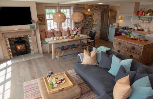 Tenterden House | Cozy Moon Cottage: Pet-Friendly Retreat with Hot Tub