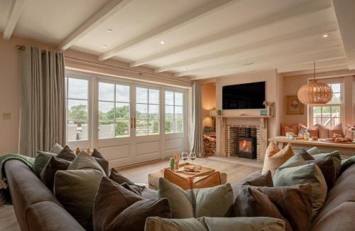Tenterden House | Cozy Moon Cottage: Pet-Friendly Retreat with Hot Tub