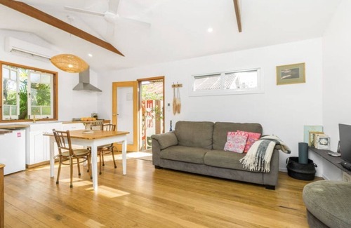 Mullumbimby House | Moon Cottage: Ideal Oceanfront Getaway with Spa & Views