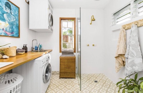Mullumbimby House | Moon Cottage: Ideal Oceanfront Getaway with Spa & Views