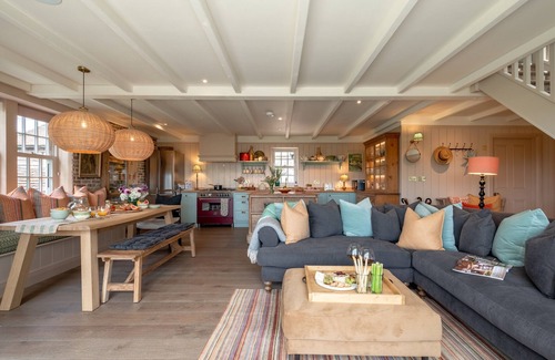Tenterden House | Moon Cottage: Spacious Three Bedroom Retreat with Hot Tub