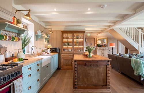 Tenterden House | Moon Cottage: Spacious Three Bedroom Retreat with Hot Tub