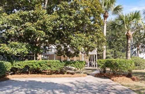East Beach House | Family-Friendly Getaway at Moon Cottage - 4222 Twelfth St