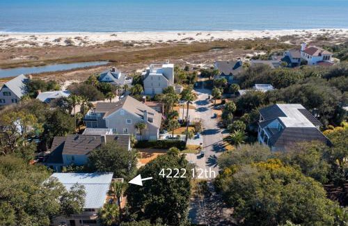 East Beach House | Family-Friendly Getaway at Moon Cottage - 4222 Twelfth St