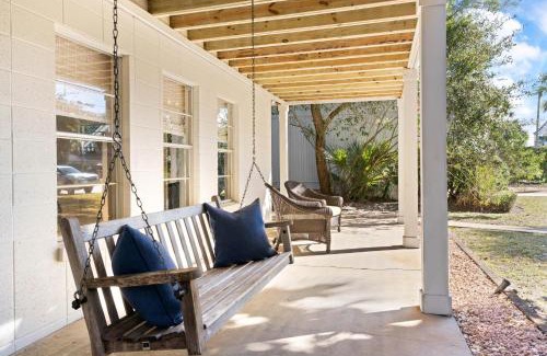 East Beach House | Family-Friendly Getaway at Moon Cottage - 4222 Twelfth St