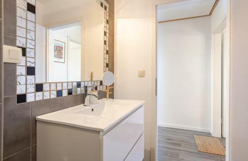 Hemiksem Bed & Breakfast | Moon House - Guest room with AC and freenstreet parking
