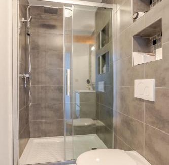 Hemiksem Bed & Breakfast | Moon House - Guest room with AC and freenstreet parking