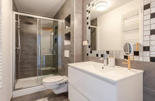 Hemiksem Bed & Breakfast | Moon House - Guest room with AC and freenstreet parking