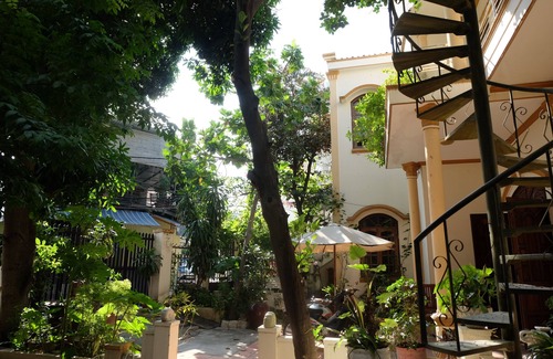 Tran Phu Beach House | Moon House Tropical Garden: Steps from Nha Trang Beach