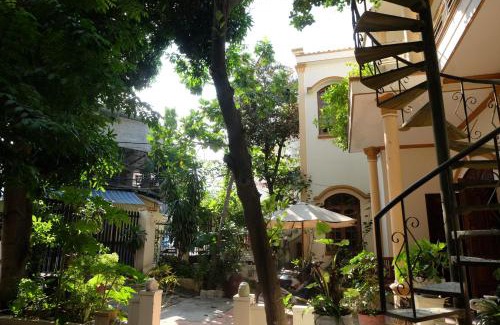 Tran Phu Beach Apartment | Oceanfront Moon House Tropical Garden - Rated 9/10!