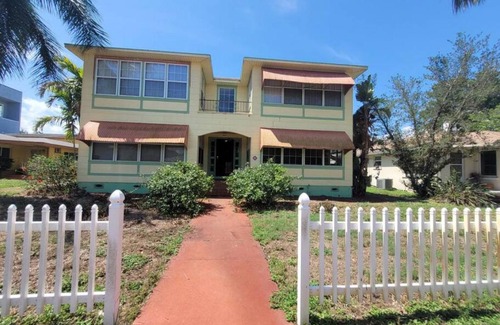 Crescent Lake Apartment | Serene Moon Lakeview Apartment with Family & Pet Amenities