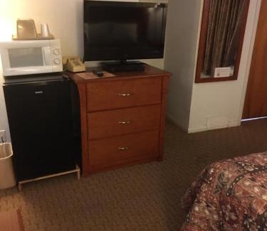 Meade Hotel | Pet-Friendly Escapes at Moon Mist Motel - Family Welcome!