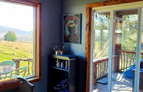 Hartsburg Cabin | Serene Moon-Rise Cabin: Unique Stay by Katy Trail