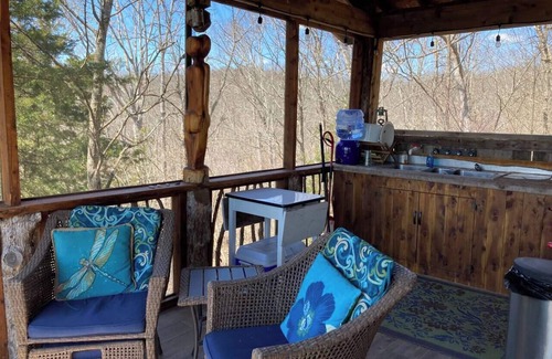 Hartsburg Cabin | Serene Moon-Rise Cabin: Unique Stay by Katy Trail