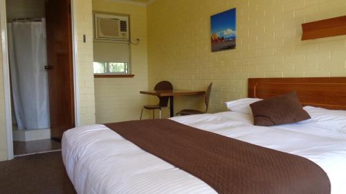 Kempsey Hotel | Relax at Moon River Motor Inn with Oceanfront Views