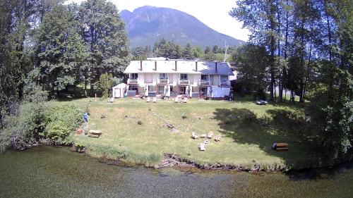 North Bend House | Pet-Friendly Moon River Suites #3 with Hot Tub & 9.7 Rating
