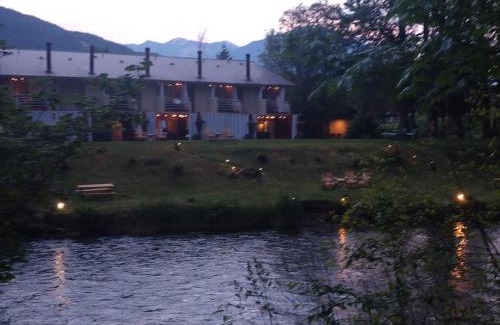 North Bend House | Pet-Friendly Moon River Suites #3 with Hot Tub & 9.7 Rating