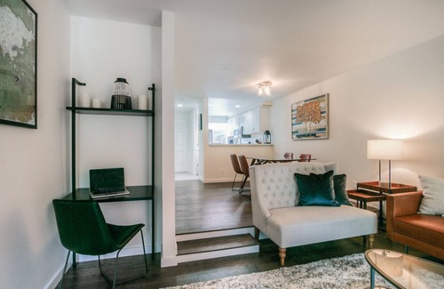 North Bend House | Moon River Suites: Private Hot Tub in Downtown North Bend