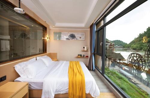 Fenghuang House | Moon River View Hotel