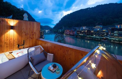 Fenghuang House | Moon River View Hotel