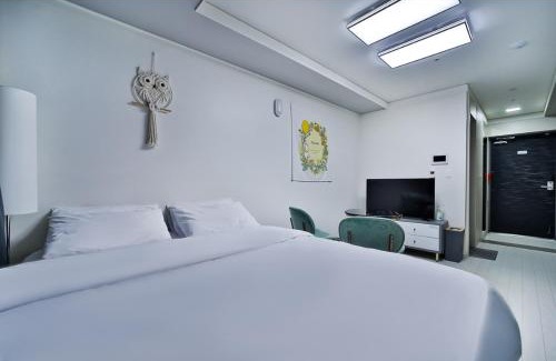 Seongnae-dong Apartment | Eco-Friendly Moon Stay Star BnB with Hot Tub & High Ratings