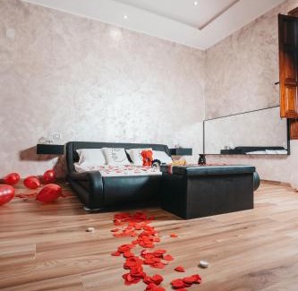 Taranto Apartment | Relax at Taranto Centro - Suite with Hot Tub Amenities