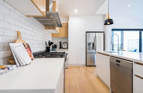 Fingal House | Moonah Retreat: Scenic Views, 10/10 Guest Rated Experience
