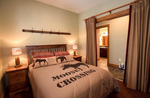 Silver Star Mountain Ski Chalet | Moonbeam: 4-Star Retreat with Hot Tub & Family Amenities