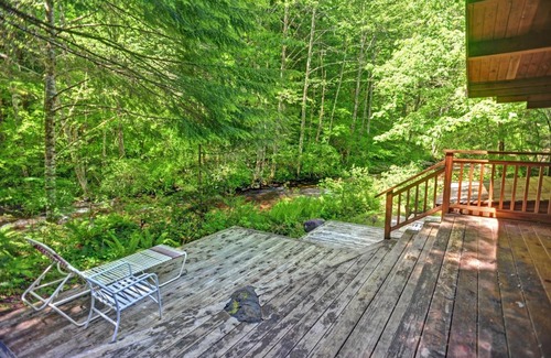 Rhododendron House | Moondance Cabin: Family-Friendly Retreat with Breakfast Included