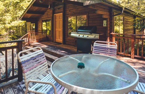 Rhododendron House | Moondance Cabin: Family-Friendly Retreat with Breakfast Included