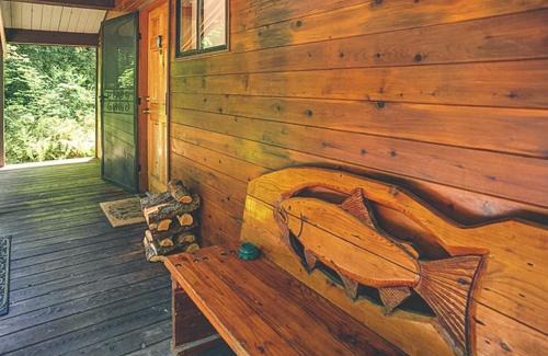 Rhododendron House | Moondance Cabin: Family-Friendly Retreat with Breakfast Included