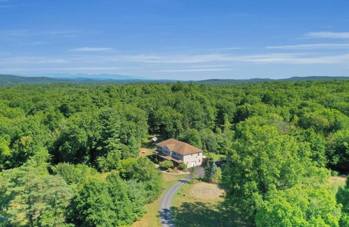 New Paltz Bed & Breakfast | Moondance Ridge Suites: 4-Star Retreat with Hot Tub & Breakfast