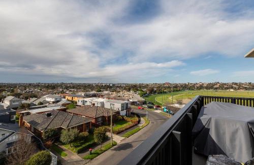 Moonee Ponds Apartment | Moonee Valley Park: Top-rated Stay with Convenient Parking