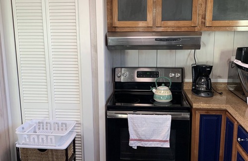Surfside Beach Cottage | Serene Moongazer: Relaxation with Ocean View Amenities