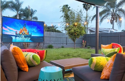 Vista House | Moonlight Cinema: Pet Friendly Retreat Near the Beach