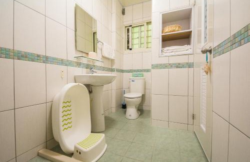 Xincheng House | Exceptional Moonlight Fengqing Homestay for Families