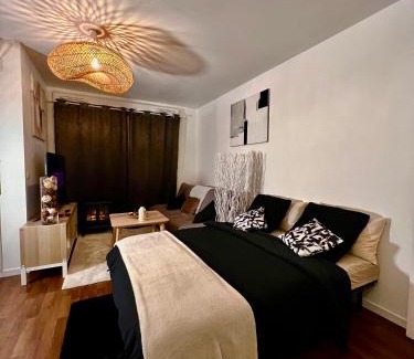 Argenteuil Apartment | Convenient MoonLighT Hotel: 10min to Paris, WiFi & Terrace