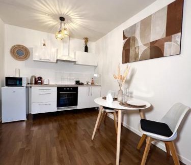 Argenteuil Apartment | Convenient MoonLighT Hotel: 10min to Paris, WiFi & Terrace